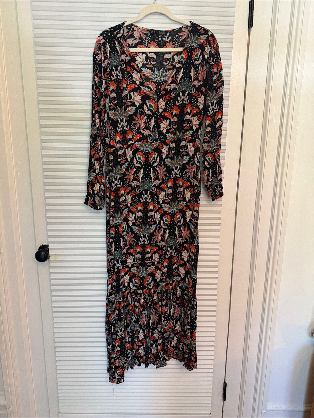 Bohemian Black Floral V-Neck Maxi Dress with Long Sleeves
